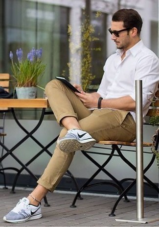С чем носить кожаный браслет в 30 лет мужчине в стиле кэжуал: Если ты делаешь ставку на удобство и функциональность, белая рубашка с длинным рукавом и кожаный браслет — замечательный вариант для привлекательного повседневного мужского ансамбля. Что же до обуви, бело-синие кроссовки — наиболее приемлимый вариант.