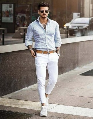 Модный лук: бело-синяя рубашка с длинным рукавом в вертикальную полоску, белые брюки чинос, белые кроссовки, светло-коричневый кожаный ремень