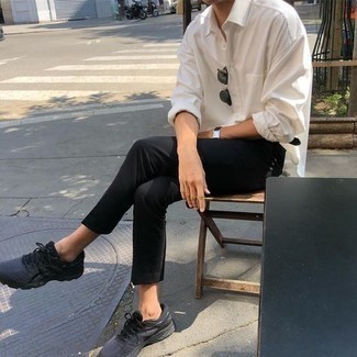 Как носить черные брюки чинос с белой рубашкой с длинным рукавом в 30 лет: Белая рубашка с длинным рукавом и черные брюки чинос будет великолепной идеей для легкого повседневного лука. Темно-серые кроссовки создадут легкое настроение.