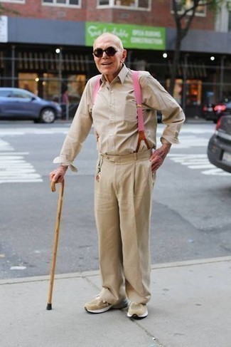 Как одеваться мужчине за 60: Бежевая рубашка с длинным рукавом и светло-коричневые брюки чинос надежно закрепились в гардеробе многих джентльменов, позволяя составлять незаезженные и стильные луки.