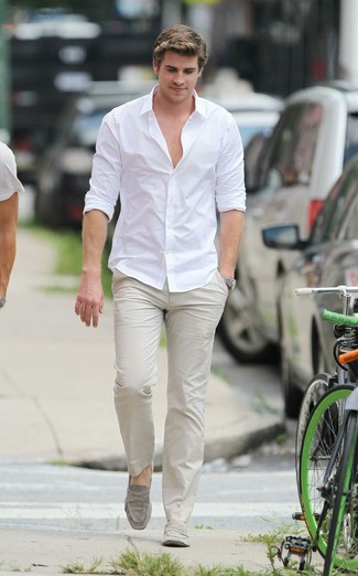 Модный лук: белая рубашка с длинным рукавом, бежевые брюки чинос, серые замшевые лоферы, серебряные часы