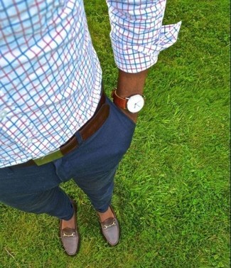 Как носить темно-синие брюки чинос с бело-красно-синей рубашкой с длинным рукавом в шотландскую клетку в стиле смарт-кэжуал: Практичное сочетание бело-красно-синей рубашки с длинным рукавом в шотландскую клетку и темно-синих брюк чинос поможет выразить твой личный стиль и выгодно выделиться из толпы. Если тебе нравится соединять в своих ансамблях разные стили, на ноги можно надеть темно-коричневые кожаные лоферы.