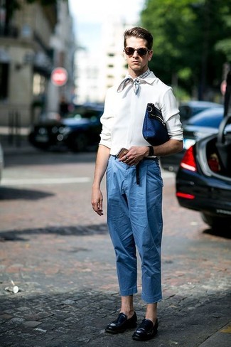 Как носить черные кожаные лоферы с темно-синими брюками чинос: Если ты любишь выглядеть с иголочки, и при этом чувствовать себя комфортно и расслабленно, тебе стоит опробировать это сочетание белой рубашки с длинным рукавом и темно-синих брюк чинос. Если ты любишь применять в своих ансамблях разные стили, на ноги можно надеть черные кожаные лоферы.