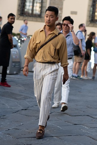 Модный лук: светло-коричневая рубашка с длинным рукавом, белые брюки чинос в вертикальную полоску, темно-коричневые замшевые лоферы, черный кожаный ремень
