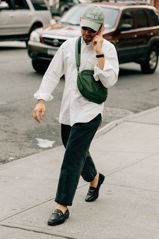 С чем носить темно-зеленые вельветовые брюки чинос: Белая рубашка с длинным рукавом в сочетании с темно-зелеными вельветовыми брюками чинос позволит выразить твою индивидуальность и выигрышно выделиться из серой массы. Любители модных экспериментов могут завершить лук черными кожаными лоферами, тем самым добавив в него чуточку классики.