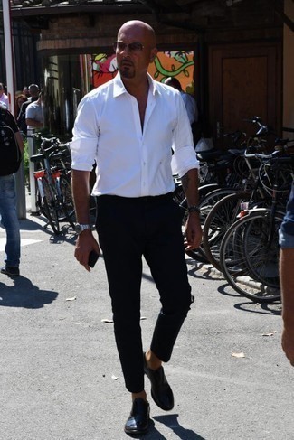 Модный лук: белая рубашка с длинным рукавом, черные брюки чинос, черные кожаные лоферы, коричневые солнцезащитные очки