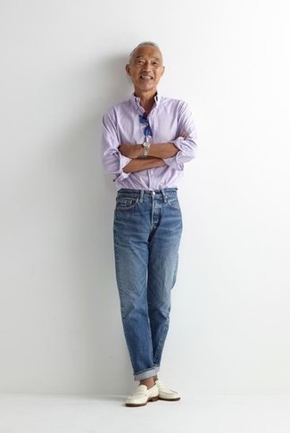 С чем носить белые лоферы за 50 лет мужчине: В светло-фиолетовой рубашке с длинным рукавом и синих брюках чинос ты несомненно будешь олицетворением мужского стиля. Завершив образ белыми лоферами, можно привнести в него классическую нотку.