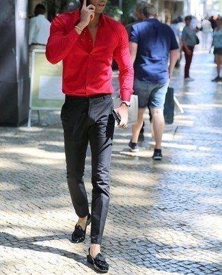 С чем носить красную рубашку с длинным рукавом в 30 лет мужчине в теплую погоду: Красная рубашка с длинным рукавом и темно-серые брюки чинос — отличный вариант, если ты ищешь расслабленный, но в то же время стильный мужской лук. Любители модных экспериментов могут закончить ансамбль черными кожаными лоферами, тем самым добавив в него чуточку нарядности.