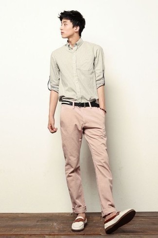 Модный лук: бежевая рубашка с длинным рукавом, розовые брюки чинос, белые лоферы из плотной ткани, черно-белый ремень из плотной ткани