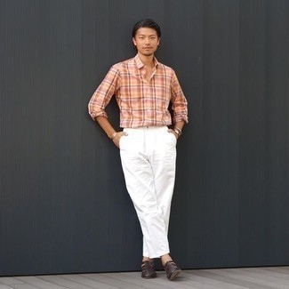 Модный лук: оранжевая рубашка с длинным рукавом в шотландскую клетку, белые брюки чинос, темно-коричневые кожаные плетеные лоферы, белый браслет из бисера