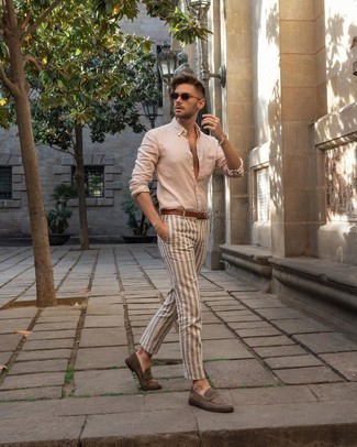 Как носить брюки чинос с лоферами в 30 лет лето: Тандем розовой рубашки с длинным рукавом и брюк чинос позволит создать интересный мужской лук в непринужденном стиле. Завершив образ лоферами, ты привнесешь в него немного привлекательного консерватизма. Такое сочетание вещей даст тебе ощущение комфорта в настоящий зной и уверенность в том, что ты выглядишь отменно.