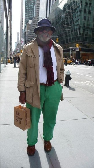 С чем носить бело-темно-синюю рубашку за 50 лет мужчине в стиле смарт-кэжуал: Бело-темно-синяя рубашка и зеленые брюки чинос великолепно вписываются в гардероб самых избирательных джентльменов. Любители свежих идей могут закончить лук коричневыми кожаными лоферами, тем самым добавив в него чуточку классики.