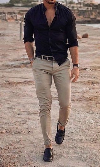 Какие лоферы носить с темно-сине-красной рубашкой с длинным рукавом в 30 лет мужчине: Если превыше всего ты ценишь удобство и практичность, тебе понравится это сочетание темно-сине-красной рубашки с длинным рукавом и бежевых брюк чинос. Думаешь привнести в этот образ нотку нарядности? Тогда в качестве обуви к этому луку, стоит обратить внимание на лоферы.