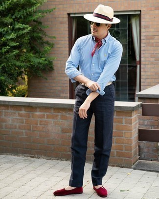 С чем носить бежевую соломенную шляпу мужчине лето: Такое простое и комфортное сочетание базовых вещей, как бело-синяя рубашка с длинным рукавом в вертикальную полоску и бежевая соломенная шляпа, придется по душе джентльменам, которые любят проводить дни активно. Хотел бы сделать лук немного элегантнее? Тогда в качестве обуви к этому образу, стоит обратить внимание на темно-красные бархатные лоферы. Такое сочетание вещей наверняка будет у тебя в любимчиках в жаркие солнечные деньки.