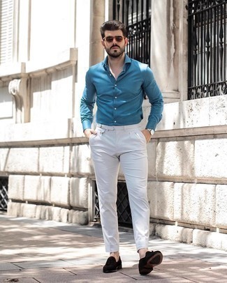 Как носить синюю рубашку с длинным рукавом с белыми брюками чинос в 30 лет: Синяя рубашка с длинным рукавом и белые брюки чинос — отличный вариант, если ты хочешь составить лёгкий, но в то же время модный мужской лук. Любители экспериментов могут закончить образ темно-коричневыми замшевыми лоферами с кисточками, тем самым добавив в него толику строгости.