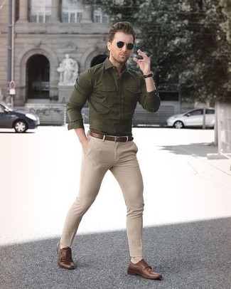 Как носить оливковую рубашку с длинным рукавом с бежевыми брюками чинос в 30 лет в стиле смарт-кэжуал: Оливковая рубашка с длинным рукавом и бежевые брюки чинос — обязательные составляющие в гардеробе парней с чувством стиля. И почему бы не привнести в повседневный лук чуточку стильной строгости с помощью коричневых кожаных лоферов с кисточками?
