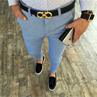 Модный лук: голубая рубашка с длинным рукавом с принтом, голубые брюки чинос, черные замшевые лоферы с кисточками, черный кожаный ремень