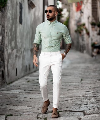 Модный лук: мятная рубашка с длинным рукавом, белые брюки чинос, коричневые замшевые лоферы с кисточками, черные солнцезащитные очки