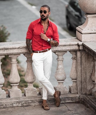 Как носить красную рубашку с длинным рукавом с белыми брюками чинос в 30 лет: Стильное сочетание красной рубашки с длинным рукавом и белых брюк чинос безусловно будет привлекать взгляды прекрасных барышень. Хотел бы добавить сюда нотку классики? Тогда в качестве обуви к этому образу, стоит выбрать коричневые замшевые лоферы с кисточками.