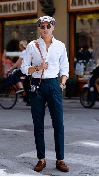 Модный лук: белая рубашка с длинным рукавом, темно-бирюзовые брюки чинос, коричневые замшевые лоферы с кисточками, серая кепка