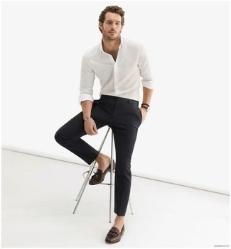 Какие лоферы с кисточками носить с черными брюками чинос: Белая рубашка с длинным рукавом и черные брюки чинос — неотъемлемые составляющие современного мужского гардероба. Любишь экспериментировать? Заверши лук лоферами с кисточками.