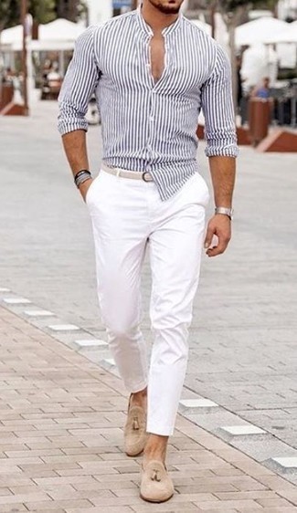 Как носить белую рубашку с длинным рукавом с белыми брюками чинос: Белая рубашка с длинным рукавом и белые брюки чинос прочно закрепились в гардеробе многих мужчин, позволяя создавать сногсшибательные и стильные ансамбли. Любишь экспериментировать? Закончи лук бежевыми замшевыми лоферами с кисточками.