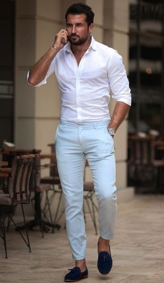 Какие лоферы с кисточками носить с голубыми брюками чинос: Белая рубашка с длинным рукавом и голубые брюки чинос — необходимые вещи в гардеробе современного джентльмена. Если ты любишь сочетать в своих образах разные стили, на ноги можно надеть лоферы с кисточками.