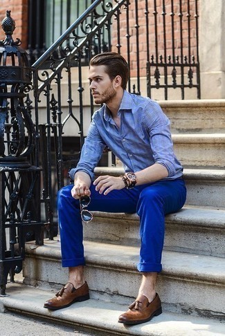 Какие лоферы с кисточками носить с темно-синей рубашкой с длинным рукавом в 20 лет в теплую погоду: Темно-синяя рубашка с длинным рукавом и синие брюки чинос — прекрасный лук, если ты ищешь лёгкий, но в то же время стильный мужской лук. Что до обуви, можно отдать предпочтение классическому стилю и выбрать лоферы с кисточками.