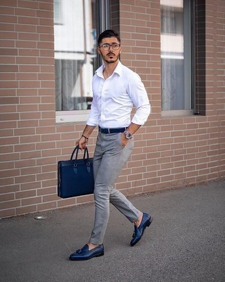 С чем носить темно-синий портфель: Если ты ценишь удобство и функциональность, белая рубашка с длинным рукавом и темно-синий портфель — превосходный вариант для модного повседневного мужского образа. Если ты любишь смешивать в своих ансамблях разные стили, из обуви можешь надеть темно-синие кожаные лоферы с кисточками.