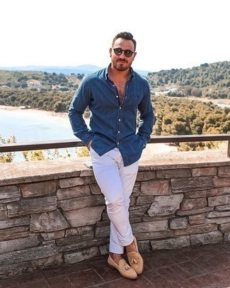 С чем носить синюю рубашку с длинным рукавом в 30 лет мужчине лето: Синяя рубашка с длинным рукавом и белые брюки чинос — хороший выбор, если ты хочешь создать простой, но в то же время стильный мужской лук. Если ты не боишься применять в своих образах разные стили, на ноги можно надеть бежевые замшевые лоферы с кисточками. Пережить мучительный июльский зной гораздо проще, когда на тебе такое сочетание одежды.