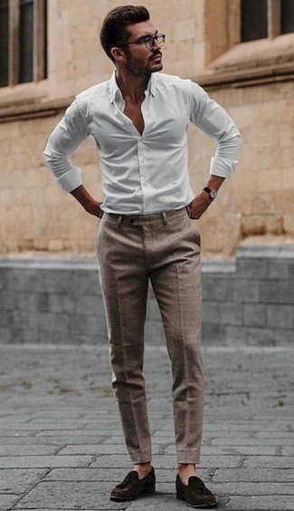 Модный лук: белая рубашка с длинным рукавом, светло-коричневые шерстяные брюки чинос, темно-коричневые замшевые лоферы с кисточками, прозрачные солнцезащитные очки