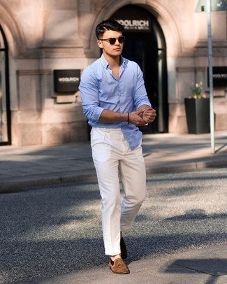 С чем носить бело-синие брюки мужчине лето: Голубая рубашка с длинным рукавом в паре с бело-синими брюками — классный вариант для воплощения мужского лука в стиле smart casual. Закончив ансамбль коричневыми замшевыми лоферами с кисточками, можно получить поразительный результат. Не стоит сбрасывать со счетов подобное сочетание вещей, особенно когда на улице изнурительный зной.