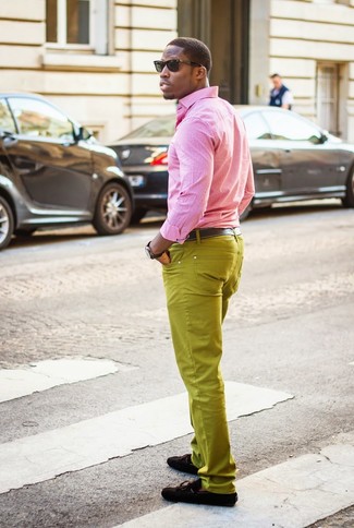 С чем носить оранжевые брюки чинос: Розовая рубашка с длинным рукавом и оранжевые брюки чинос — превосходная идея для несложного, но стильного мужского ансамбля. Черные замшевые мокасины станут отличным завершением твоего образа.