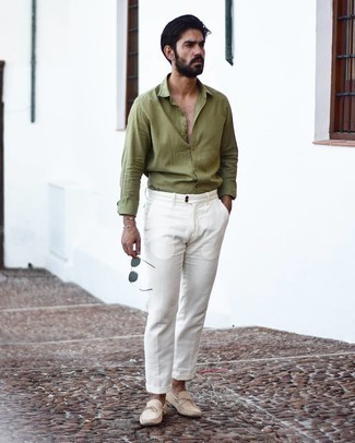 С чем носить темно-зеленую рубашку мужчине в теплую погоду: Сочетание темно-зеленой рубашки и белых брюк чинос продолжает нравиться стильным парням. Думаешь сделать лук немного элегантнее? Тогда в качестве дополнения к этому ансамблю, выбери бежевые замшевые мокасины.