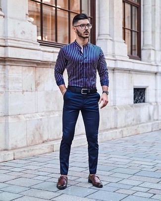 Как носить брюки чинос с монками в 20 лет: Темно-сине-белая рубашка с длинным рукавом в вертикальную полоску и брюки чинос — необходимые составляющие в гардеробе парней с чувством стиля. Сделать образ элегантнее помогут монки.