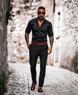 Модный лук: черная рубашка с длинным рукавом, черные брюки чинос, темно-коричневые кожаные монки с двумя ремешками, табачный кожаный ремень