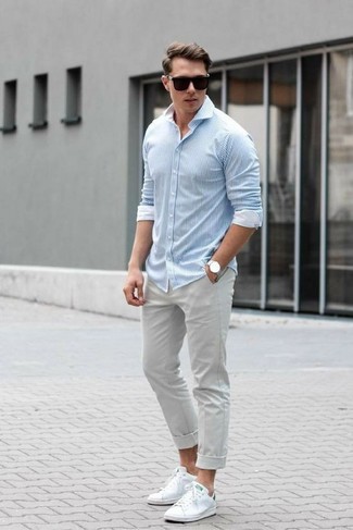 Как носить бирюзовую рубашку с длинным рукавом с темно-серыми брюками чинос в стиле кэжуал: Бирюзовая рубашка с длинным рукавом и темно-серые брюки чинос выигрышно впишутся в мужской лук в повседневном стиле. Почему бы не добавить в этот лук толику легкой небрежности с помощью белых кожаных низких кед?
