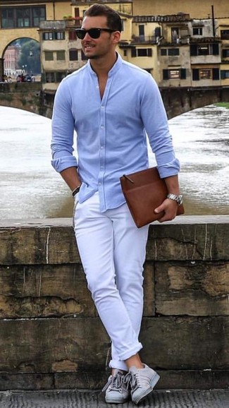 Какие брюки чинос носить с серыми низкими кедами в стиле кэжуал: Голубая рубашка с длинным рукавом и брюки чинос помогут создать гармоничный и модный лук. Любишь рисковать? Дополни лук серыми низкими кедами.