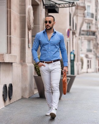 Модный лук: синяя рубашка с длинным рукавом, белые брюки чинос, белые низкие кеды, светло-коричневый кожаный портфель