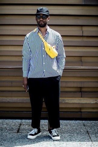 С чем носить оранжевую сумку в 30 лет мужчине лето в стиле кэжуал: Если в одежде ты делаешь ставку на комфорт и практичность, бело-темно-синяя рубашка с длинным рукавом в вертикальную полоску и оранжевая сумка — классный выбор для модного повседневного мужского ансамбля. В сочетании с черно-белыми низкими кедами из плотной ткани такой лук смотрится особенно выигрышно. Такой образ может стать твоим спасением, когда за окном изнуряющая жара.
