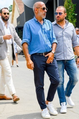 Какие рубашки с длинным рукавом носить с бело-темно-синими низкими кедами за 50 лет мужчине: Рубашка с длинным рукавом и темно-синие брюки чинос позволят создать нескучный и стильный образ. Бело-темно-синие низкие кеды гарантируют комфорт в движении.