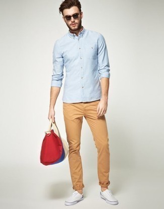 С чем носить бело-красно-синюю сумку мужчине: Если ты делаешь ставку на удобство и практичность, голубая рубашка с длинным рукавом и бело-красно-синяя сумка — хороший выбор для расслабленного повседневного мужского образа. Хотел бы добавить в этот лук нотку строгости? Тогда в качестве обуви к этому образу, стоит выбрать белые низкие кеды из плотной ткани.