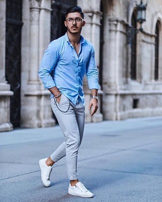 С чем носить темно-синий браслет в 30 лет мужчине в стиле кэжуал: Голубая рубашка с длинным рукавом и темно-синий браслет помогут составить легкий и практичный образ для выходного дня в парке или вечера в пабе с друзьями. Думаешь сделать образ немного элегантнее? Тогда в качестве обуви к этому образу, стоит обратить внимание на белые низкие кеды из плотной ткани.