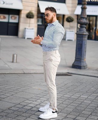 Как носить белую рубашку с длинным рукавом с бело-темно-синими кожаными низкими кедами в 30 лет мужчине: Если ты ценишь комфорт и практичность, тебе полюбится ансамбль из белой рубашки с длинным рукавом и бежевых брюк чинос. Если тебе нравится рисковать, на ноги можно надеть бело-темно-синие кожаные низкие кеды.