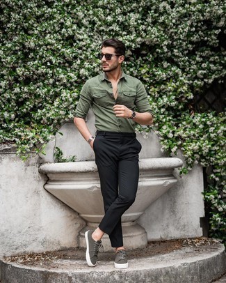 Какие брюки чинос носить с темно-зелеными низкими кедами: Оливковая рубашка с длинным рукавом и брюки чинос — прекрасный образ, если ты ищешь простой, но в то же время модный мужской образ. Тебе нравятся дерзкие сочетания? Тогда закончи свой образ темно-зелеными низкими кедами.