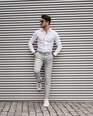 Какие брюки чинос носить с белыми низкими кедами в 20 лет: Дуэт белой рубашки с длинным рукавом и брюк чинос поможет воплотить в твоем луке городской стиль современного мужчины. Любишь незаурядные решения? Можешь дополнить свой ансамбль белыми низкими кедами.
