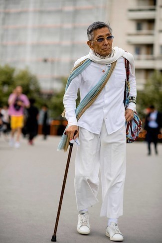Какие брюки носить с бело-черной кожаной обувью за 60 лет мужчине: Если ты любишь смотреться с иголочки, чувствуя себя при этом комфортно и расслабленно, стоит примерить это сочетание белой рубашки с длинным рукавом и брюк. Почему бы не привнести в повседневный лук немного изысканности с помощью белых кожаных низких кед?