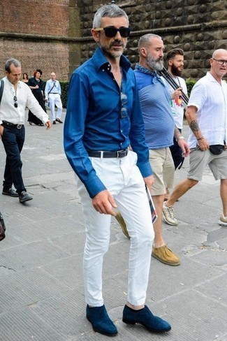 С чем носить темно-синие замшевые оксфорды за 50 лет: Синяя рубашка с длинным рукавом в паре с белыми брюками чинос — прекрасная идея для воплощения мужского ансамбля в элегантно-деловом стиле. Любители экспериментов могут закончить лук темно-синими замшевыми оксфордами, тем самым добавив в него чуточку классики.