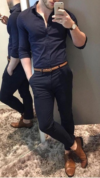 Какие оксфорды носить с темно-синей рубашкой с длинным рукавом: Темно-синяя рубашка с длинным рукавом и темно-синие брюки чинос — отличный вариант для простого, но стильного мужского образа. В паре с оксфордами такой лук выглядит особенно удачно.