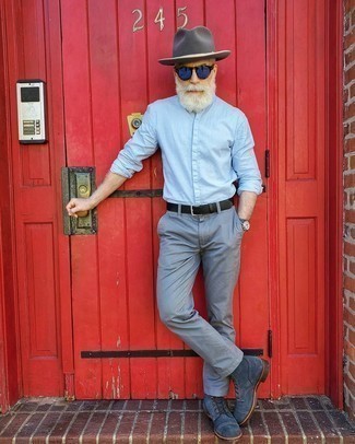 Как носить бирюзовую рубашку с длинным рукавом с темно-серыми брюками чинос за 50 лет весна в стиле смарт-кэжуал: Дуэт бирюзовой рубашки с длинным рукавом и темно-серых брюк чинос в мужском ансамбле поможет создать ощущение "элегантной свободы". Любители модных экспериментов могут завершить образ темно-синими замшевыми повседневными ботинками, тем самым добавив в него чуточку строгости. Подобный ансамбль будет приятно примерить на себя в ясный весенний день.